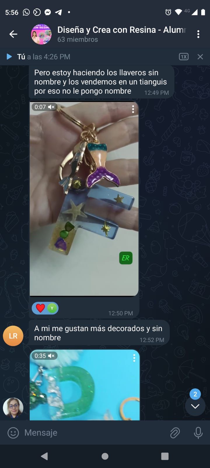 Llaveros con letras y decoración hechos por una alumna