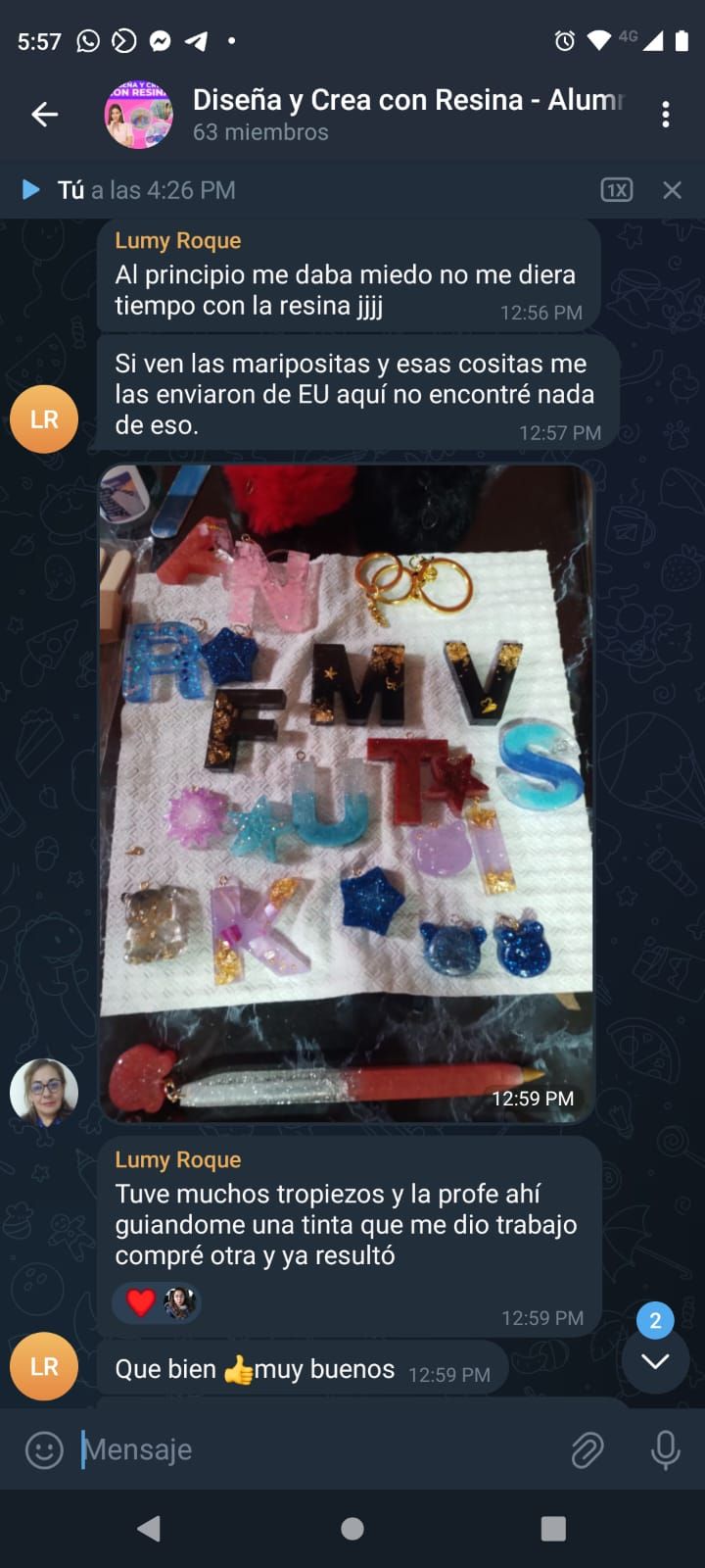 Yuly guiando a una alumna con la resina