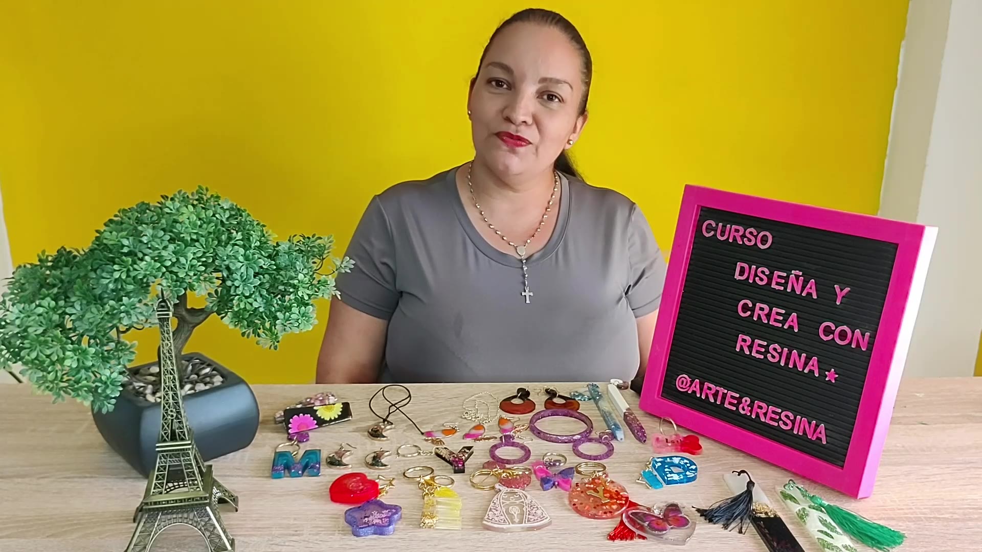 Yuly Rivas, creadora del curso de resina